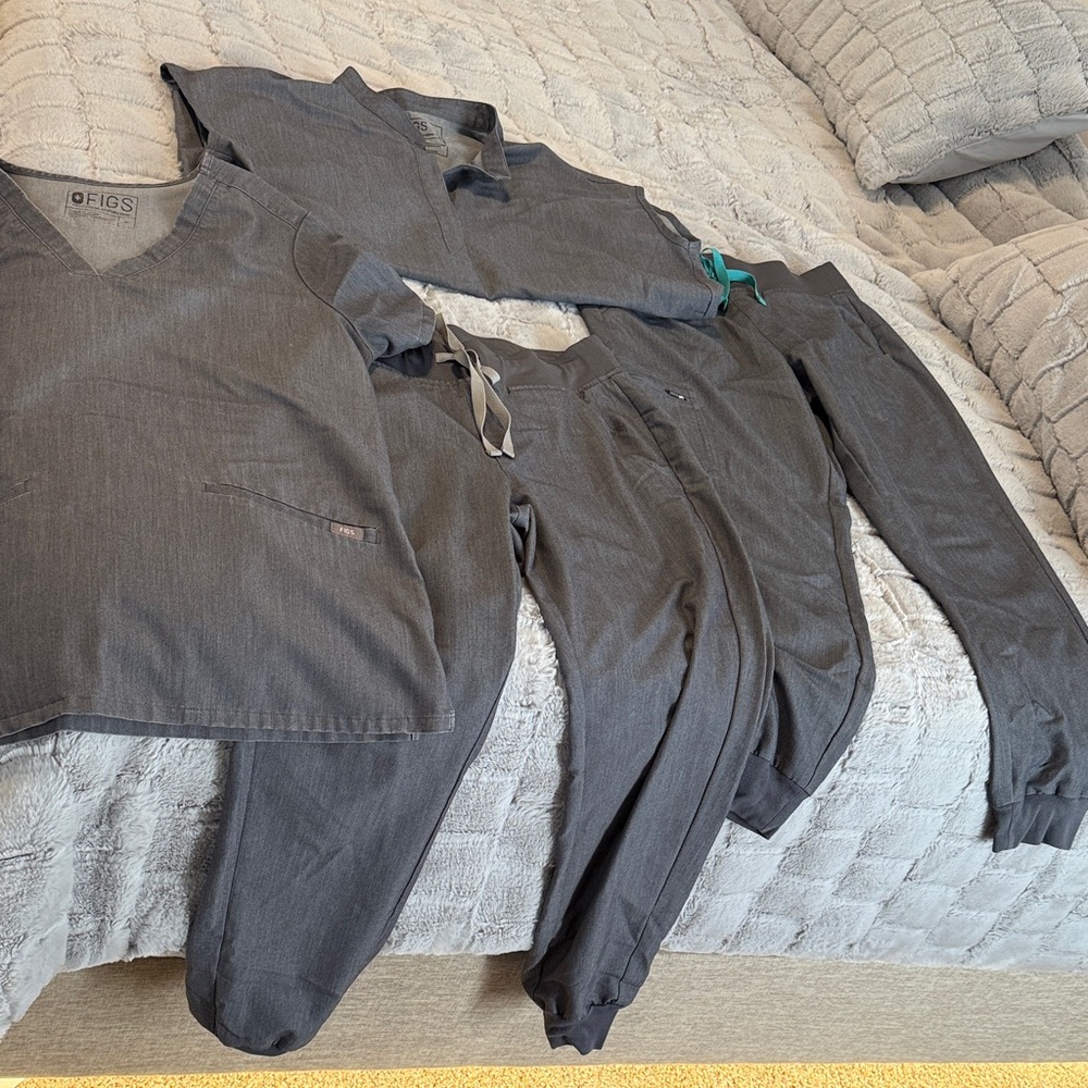 Figs Women's Charcoal Scrub Ensemble